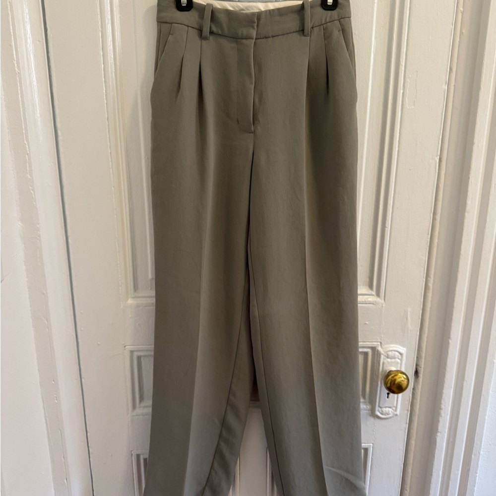 Aritzia Women's Efortless Gray Trousers